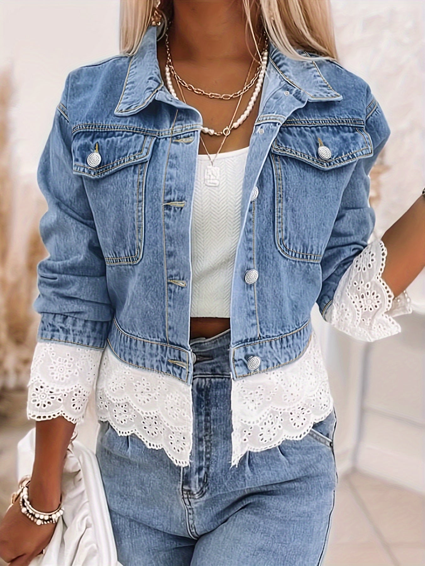 Leichte Jeansjacke mit zartem Spitzen-Highlight für Damen