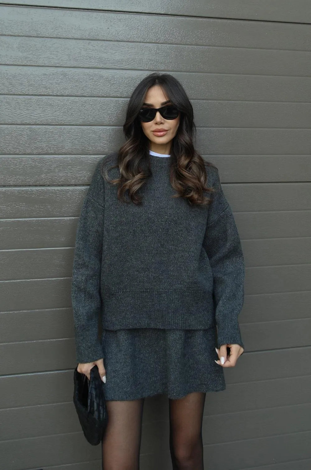 Modischer Pullover und Minirock für Damen