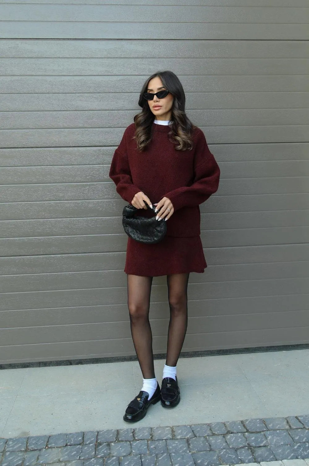 Modischer Pullover und Minirock für Damen