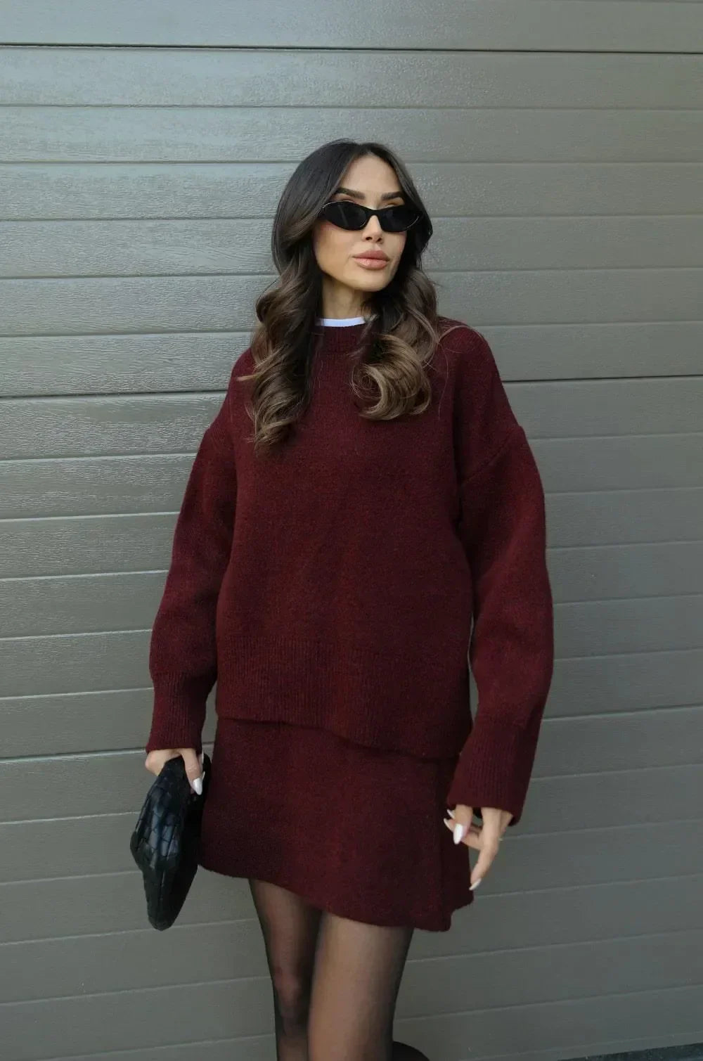 Modischer Pullover und Minirock für Damen