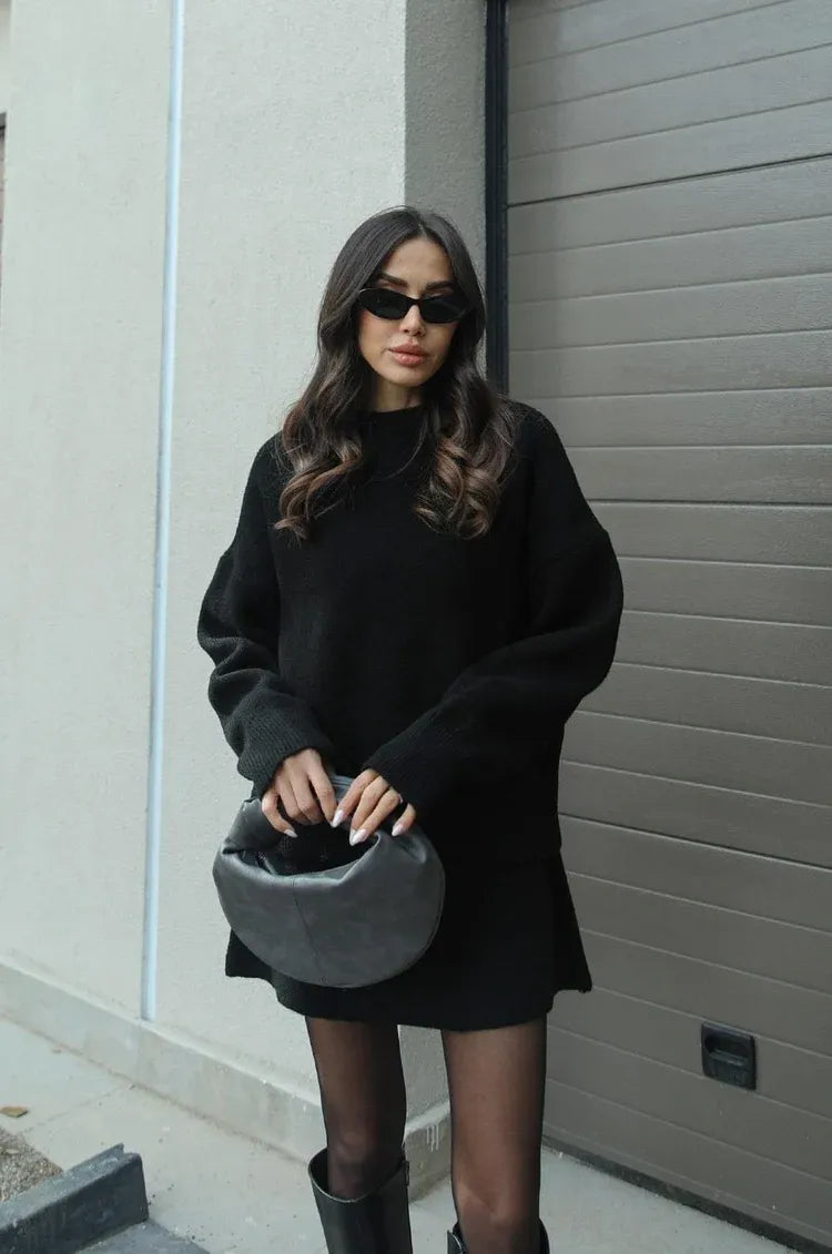 Modischer Pullover und Minirock für Damen