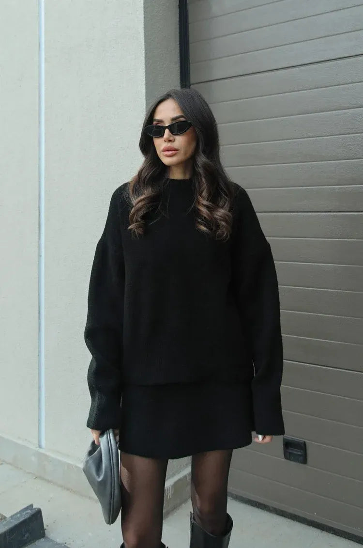 Modischer Pullover und Minirock für Damen